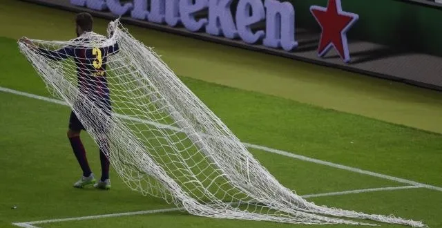 photo piqué et le filet de berlin, désormais dans le livre de la grande histoire du barça. &copy; photo : afp