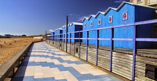 photo vendée... promenade sur la digue... est la photo gagnante de l'édition 2014 de notre concours. &copy; bart2004