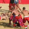 photo chaque année à la mi-juin, le cœur de la ville de florence bat au rythme du calcio storico, un sport d’une violence inouïe, pratiqué par 54 joueurs sur un terrain de sable entouré de grillages.