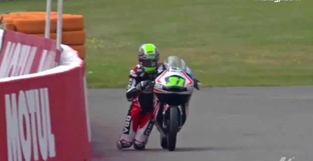 photo dans un des derniers virages du grand prix des pays-bas, niklas ajo a perdu le contrôle de sa machine, échappé de peu à la chute et terminé la course sur les genoux. &copy; youtube