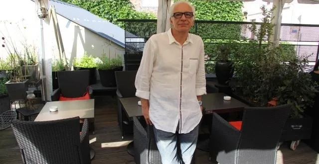 photo benoît debon, gérant du bulles bazar, à argentan, sur la terrasse de l’établissement dédiée à la restauration. &copy; ouest-france