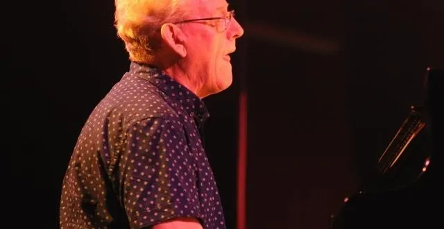 photo john taylor quelques instants avant qu’il s’effondre sur son piano, victime d’un malaise cardiaque &copy; ouest france