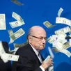 photo un humoriste britannique a fait irruption dans la conférence de presse de la fifa, ce lundi à zurich, et lancé des faux billets sur joseph blatter, son président.