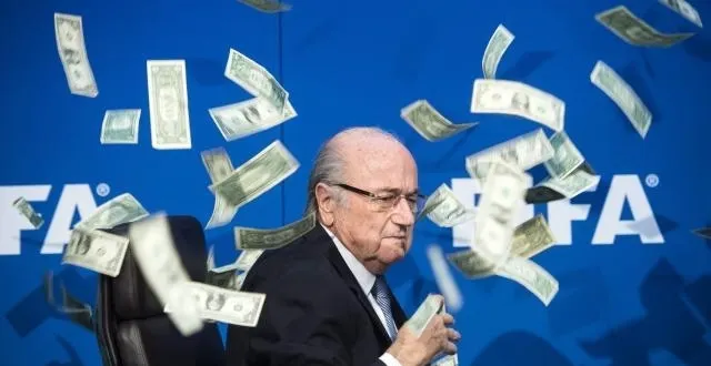photo un humoriste britannique a fait irruption dans la conférence de presse de la fifa, ce lundi à zurich, et lancé des faux billets sur joseph blatter, son président. &copy; epa / maxppp