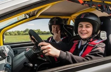 photo bon plan : 5 tours en twin cup pour 49 euros chez motorsport academy