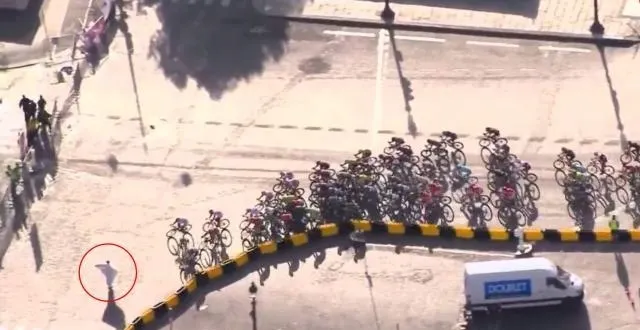 photo incroyable. dimanche, au pieds des champs-elysées, un homme vêtu d'un grand drap blanc s'est posté, immobile, face au peloton. qui l'a évité de justesse. vidéo. &copy; d.r.