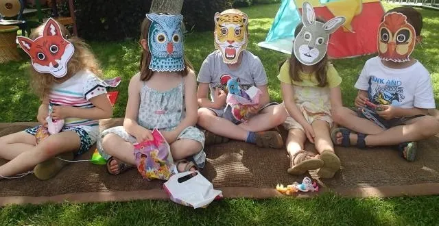 photo ces enfants de cinq ans s'amusent avec les masques du livre de laurent moreau (hélium). &copy; ouest-france