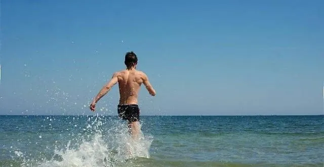 photo nager en mer muscle en douceur. &copy; fotolia