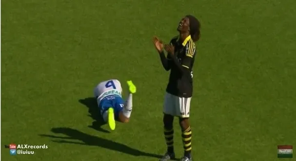 photo l'attaquant sierra-léonais mohamed bangura éclate de rire face à la simulation éhontée de johanssson.