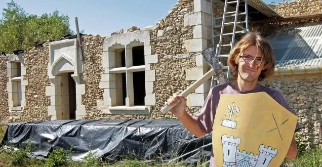 photo guillaume chosson habitera d’ici 5 ans dans son manoir. &copy; photo « le maine libre » olivier blin