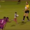 photo rugby : un garçonnet de 4 ans s'invite sur le terrain... et marque un essai !