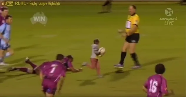 photo rugby : un garçonnet de 4 ans s'invite sur le terrain... et marque un essai ! &copy; youtube