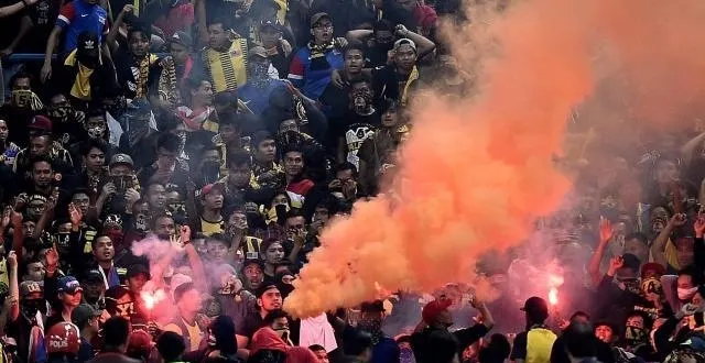 photo le match entre la malaisie et l'arabie saoudite a été arrêté après que des supporteurs malaisiens aient allumé des fusées. &copy; photo : afp