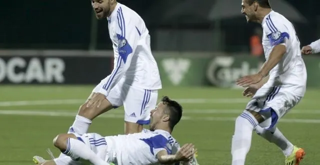 photo matteo vitaioli vient de marquer le premier but de saint-marin à l'extérieur en 14 ans. il le célèbre avec ses coéquipiers fabio vitaioli et danilo rinaldi. &copy; photo : reuters