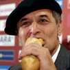 photo marcel koller avec son béret et sa baguette en conférence de presse