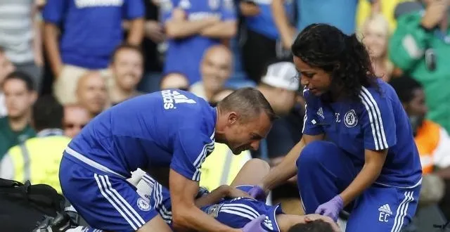 photo la médecin de chelsea, eva carneiro, s’était précipitée pour soigner eden hazard à la fin du match de la première journée du championnat d’angleterre, samedi 8 août. &copy; photo : afp