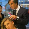 photo victoria azarenka dans le salon du français julien farel. comme nombre de joueuses, l’ancienne numéro 1 mondiale a profité de son passage à l’us open pour se faire coiffer par le français?