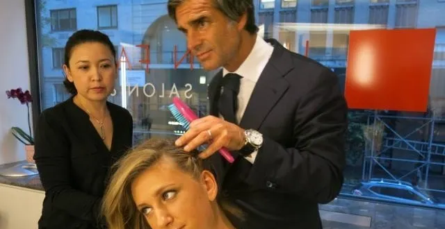 photo victoria azarenka dans le salon du français julien farel. comme nombre de joueuses, l’ancienne numéro 1 mondiale a profité de son passage à l’us open pour se faire coiffer par le français? &copy; julien farel.