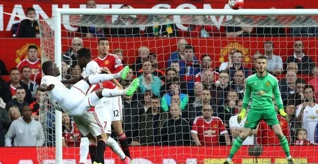 photo le retourné acrobatique de christian benteke, le seul éclair dans le match de liverpool face à mu. &copy; photo : epa/maxppp