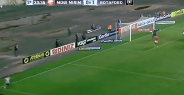 photo voilà ce qu'on appelle un corner direct... quinze mètres derrière le but. &copy; capture d'écran youtube