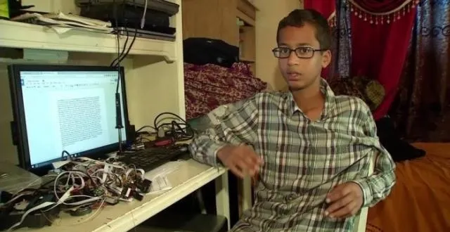 photo ahmed, un américain de 14 ans, avait été arrêté pour avoir construit une horloge prise pour une bombe. de nombreux internautes l'ont soutenu, dont obama et hillary clinton. &copy; capture d'écran vidéo