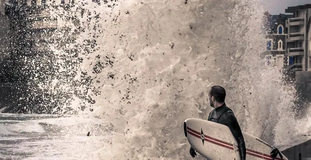 photo surfeur à saint-malo lors des grandes marées &copy; mélanie leleu