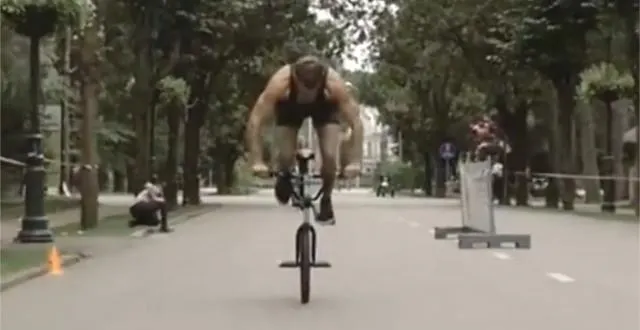 photo davis dudelis a fait fort avec son bmx. &copy; capture d'écran youtube