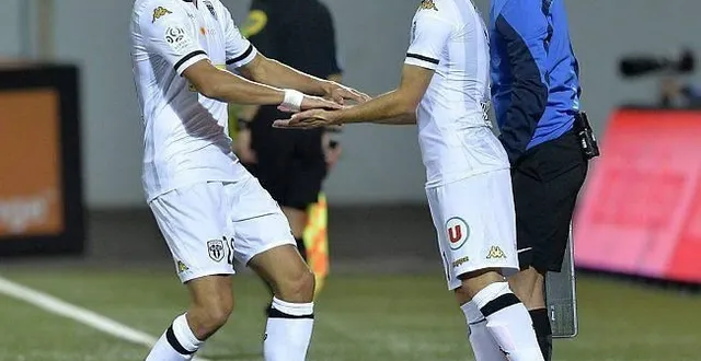 photo en remplaçant romain saïss (à gauche) à un quart d'heure du terme de la rencontre, olivier auriac a connu ses premières minutes de jeu cette saison, samedi à lorient (2-1). &copy; philippe renault