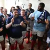 photo le xv parlementaire au moment de la remise des maillots.