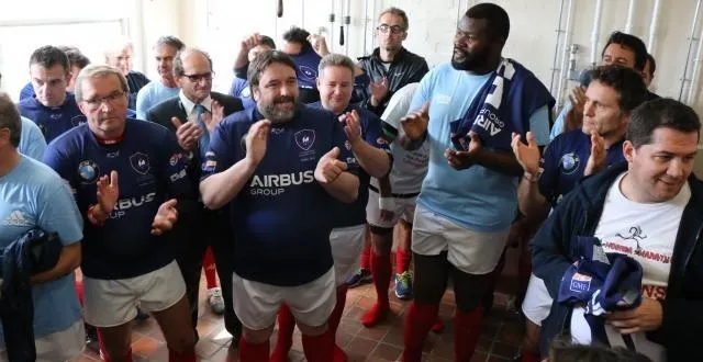 photo le xv parlementaire au moment de la remise des maillots. &copy; laurent frétigné/ouest-france