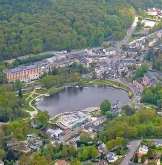 photo le lac, véritable poumon de la ville. &copy; gérard houdou.