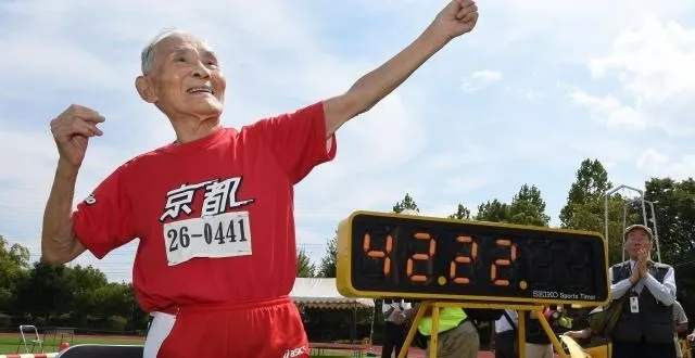 photo hidekichi miyazaki, 105 ans, et recordman du monde du 100 m... dans sa catégorie ! &copy; photo : afp
