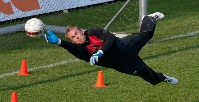 photo jean-françois gillet a stoppé trois penalties avec le fc malines contre anderlecht. &copy; photo : afp
