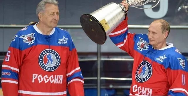 photo le président de la russie fêtait ce mercredi ses 63 ans. pour fêter ça, il a réalisé un match de hockey avec des anciennes stars de la nhl... et l'a emporté. &copy; epa/maxppp