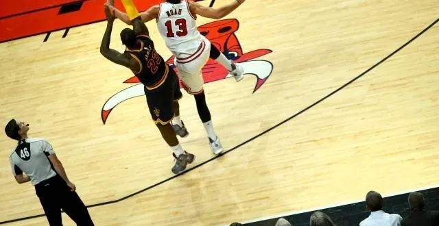 photo barack obama a profité d'une visite de deux jours dans la ville des vents pour assister à un match des bulls, son équipe de basket favorite &copy; reuters/jonathan ernst