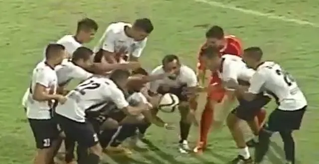 photo pour célébrer son but, il met le ballon en lévitation. &copy; you tube.