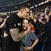 photo le néo-zélandais sonny bill williams offre sa médaille à fan.