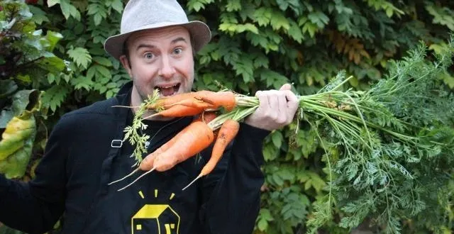 photo tous les mardis, florent catteau endosse son tablier de responsable de la ruche qui dit oui. &copy; anne-emmanuelle lambert / ouest-france