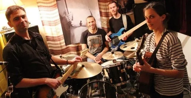 photo dans le petit garage du batteur, au fond de l’arrière-cour, un soir de répet. &copy; anne-emmanuelle lambert/ouest-france