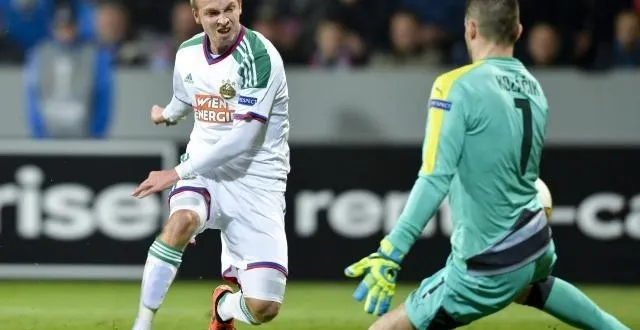 photo philipp schobesberger a probablement marqué le but le plus original de la soirée de jeudi en ligue europa, avec le rapid de vienne face au viktoria plzen. &copy; photo : epa/maxppp