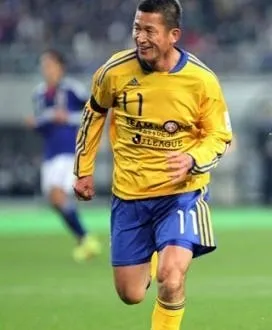 photo kazuyoshi miura, 48 ans, prolonge son contrat avec le club de yokohama. &copy; afp