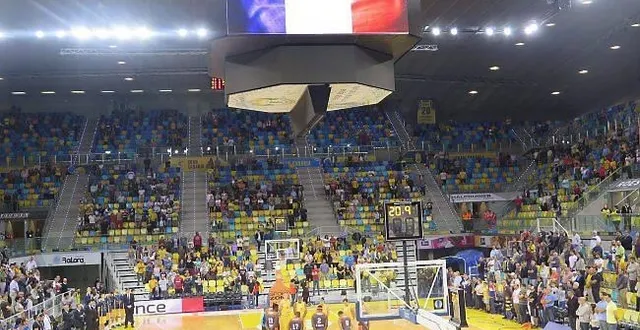 photo espagnols et manceaux unis dans le recueillement avant le coup d'envoi... &copy; philippe panighini.