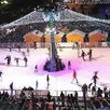 photo la future patinoire, avec un poteau central duquel partent des guirlandes lumineuses. elle sera entourée des chalets du marché de noël.