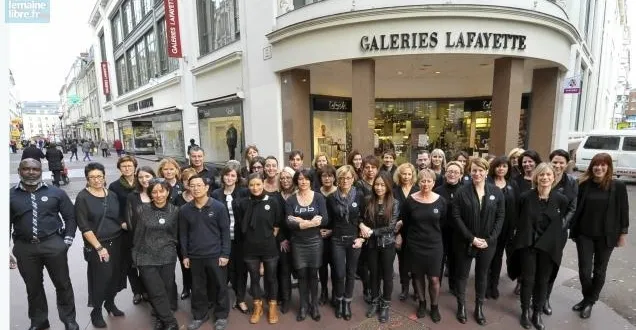 photo une partie des 105 employés des galeries lafayette posait hier devant le bâtiment érigé en 1925. &copy; photo 