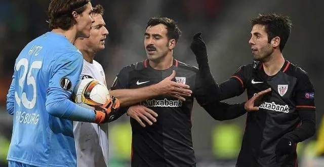 photo marwin hitz  a volontairement saboté la pelouse afin de déstabiliser le tireur d'un penalty. &copy; photo : afp