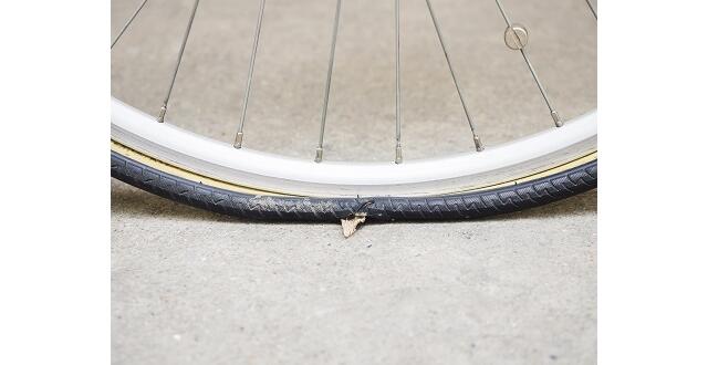 Tutoriel : la réparation d'un pneu vélo crevé en 9 points