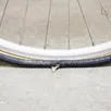 photo comment réparer un pneu de vélo crevé ?