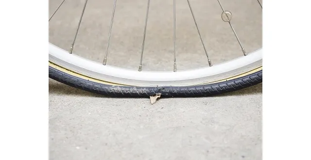 photo comment réparer un pneu de vélo crevé ?