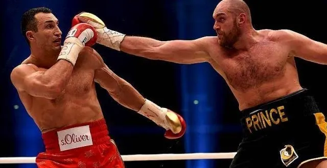 photo wladimir klitschko (à gauche) lors de son affrontement perdu avec son challenger tyson fury. &copy; afp