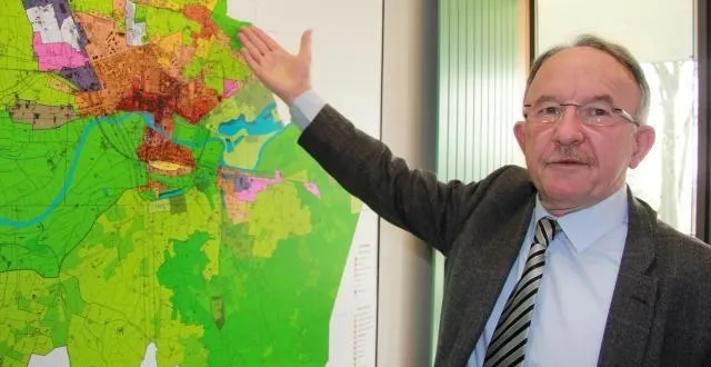 photo à la flèche, le service urbanisme-autorisation du droit du sol est un service commun à l’échelle du pays fléchois et du territoire de deux autres communautés de communes, depuis juillet dernier. ici, &copy; ouest-france